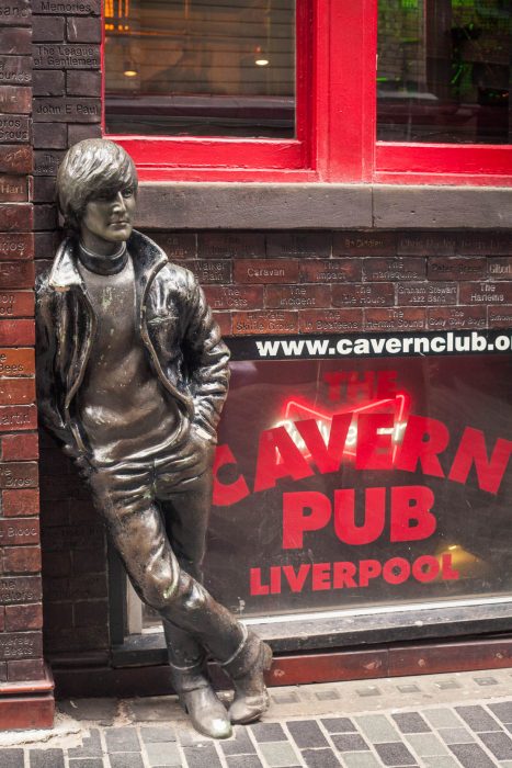 A city guide to Liverpool - how to spend 24h in Liverpool, incl. my favourite (vegan) eateries, vintage shops & Beatlemania spots.